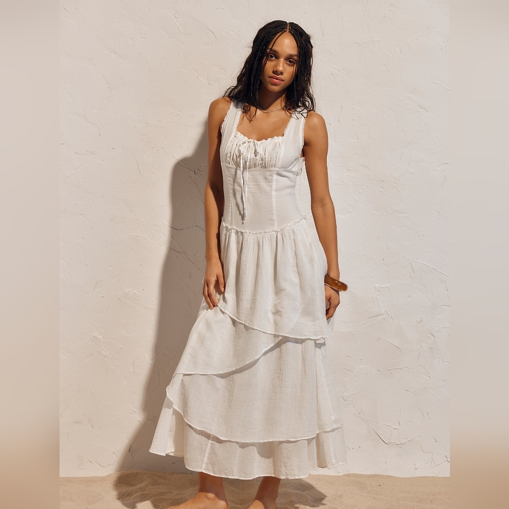 Elegant White Sleeveless Dress